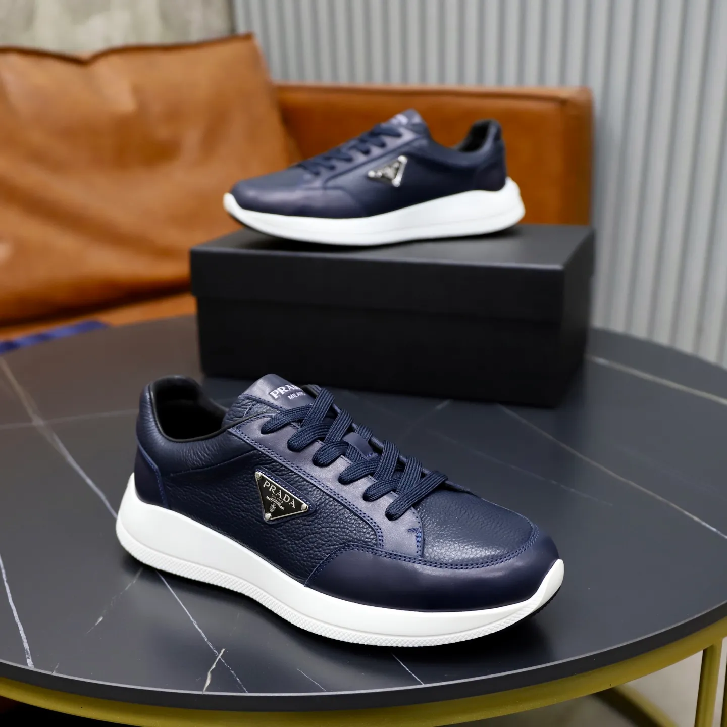 Factory price: 740💰Top original order Brand: PRADA (Prada) Standard code: Men's size 38/44 (45 can be customized) Grade: Same as the official website Material: Original cowhide stitching imported cowhide lining Original combination two-color wear-resistant soft outsole Style category: Leisure and sports version Young fashion European and American trend British style Color: Real picture color